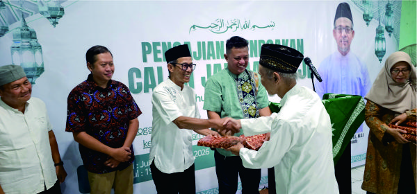Prosesi Serah Terima Kenang-kenangan Calon Jama'ah Haji Karangkajen 1447 H