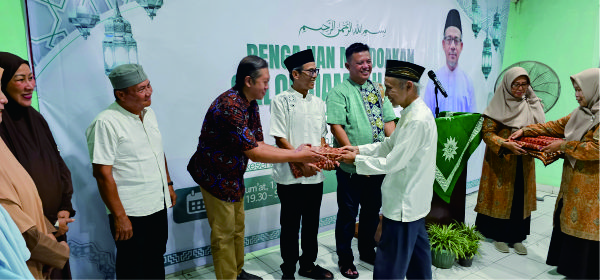 Prosesi Serah Terima Kenang-kenangan Calon Jama'ah Haji Karangkajen 1447 H kepada Pak Hari Purnomo