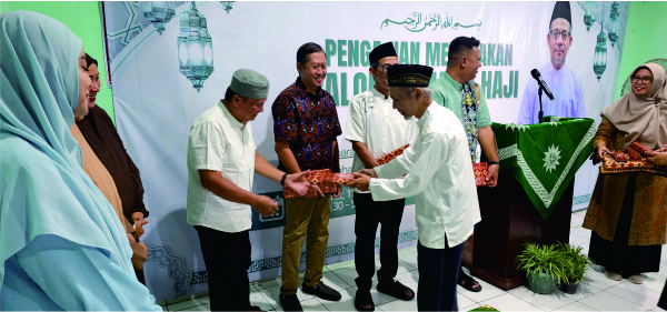 Prosesi Serah Terima Kenang-kenangan Calon Jama'ah Haji Karangkajen 1447 H