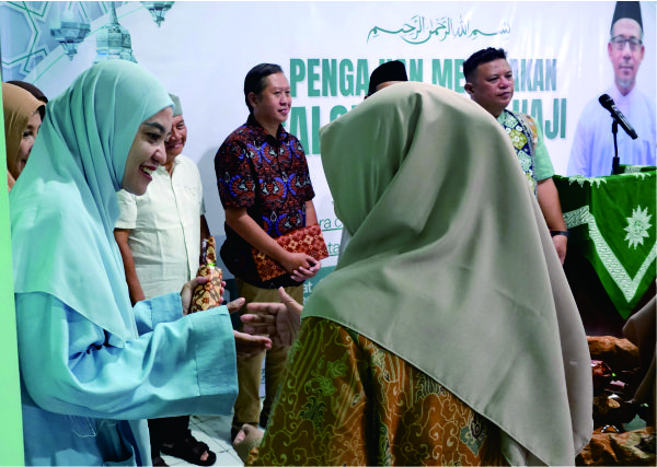 Prosesi Serah Terima Kenang-kenangan Calon Jama'ah Haji Karangkajen 1447 H kepada Bu Dahlia Pertiwi Sari